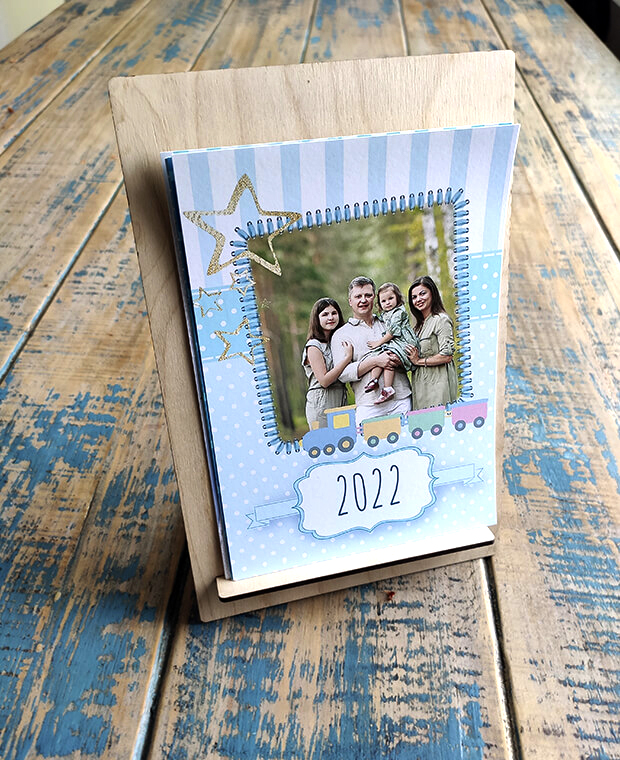 Календарь на деревянной подставке